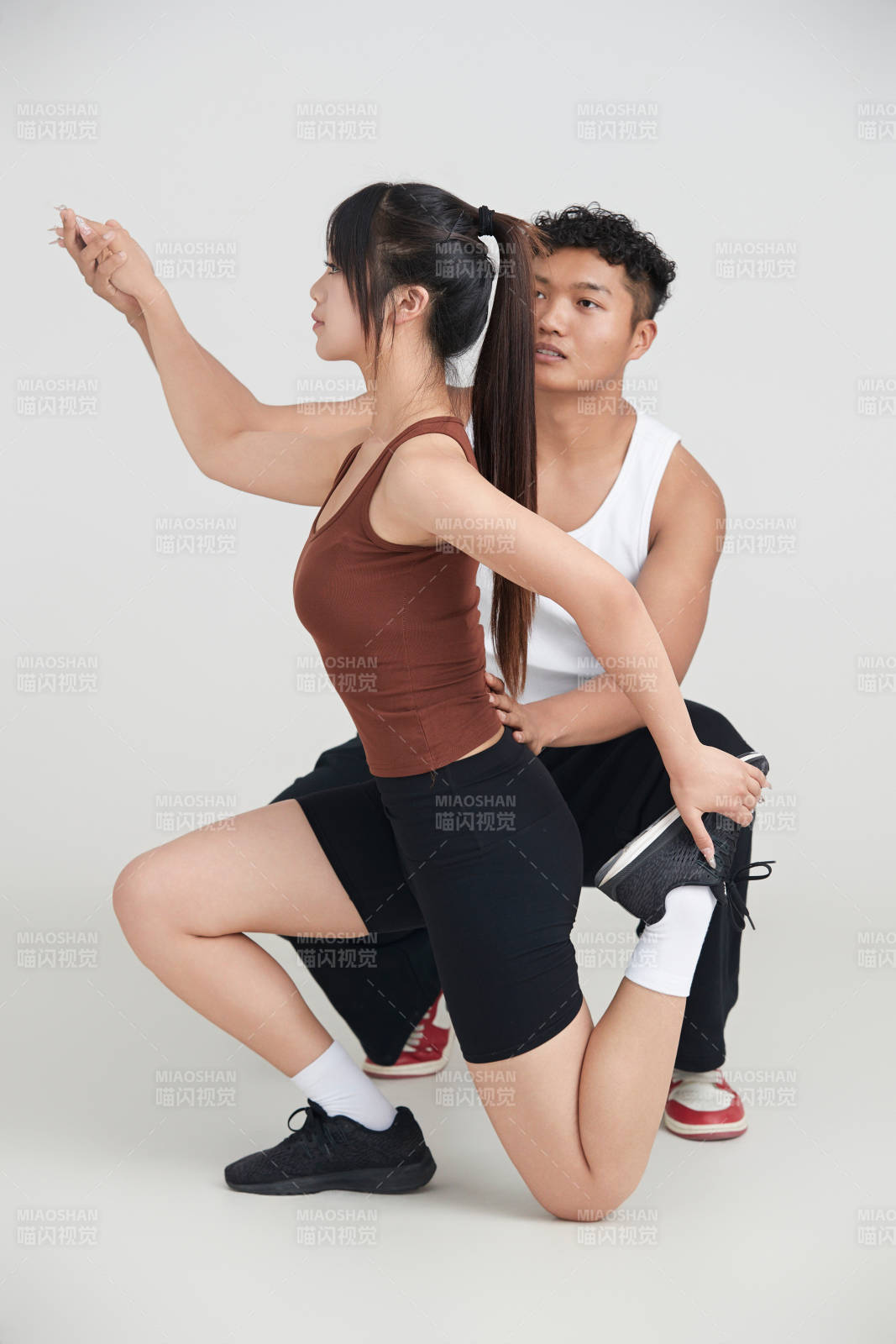 年輕女子在教練的指導下健身