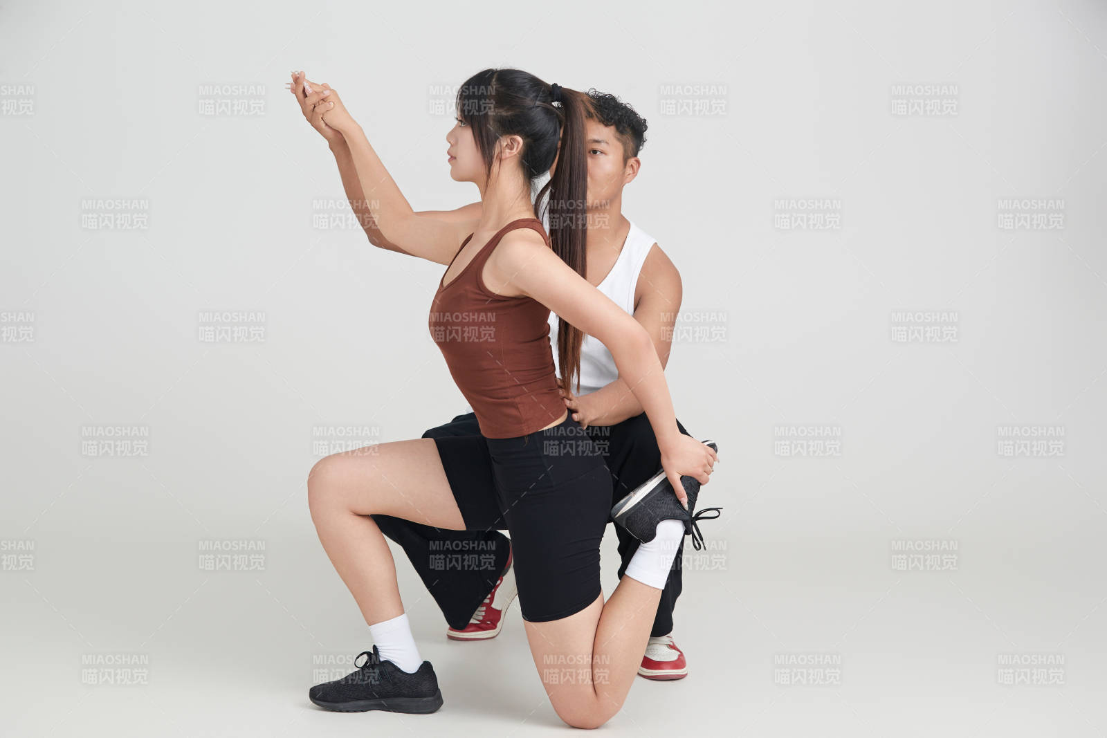 年輕女子在教練的指導下健身