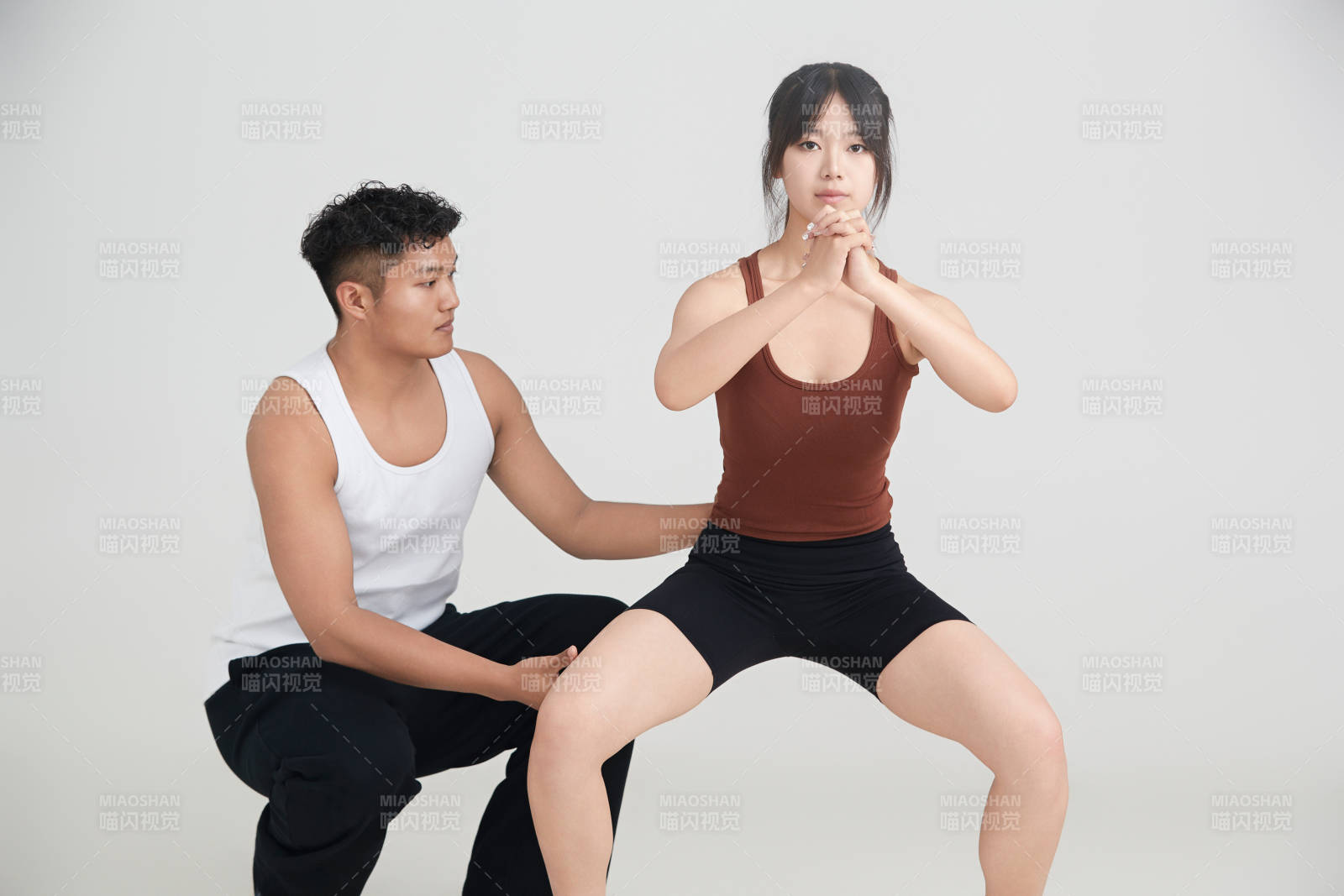 年輕女子在教練的指導下健身