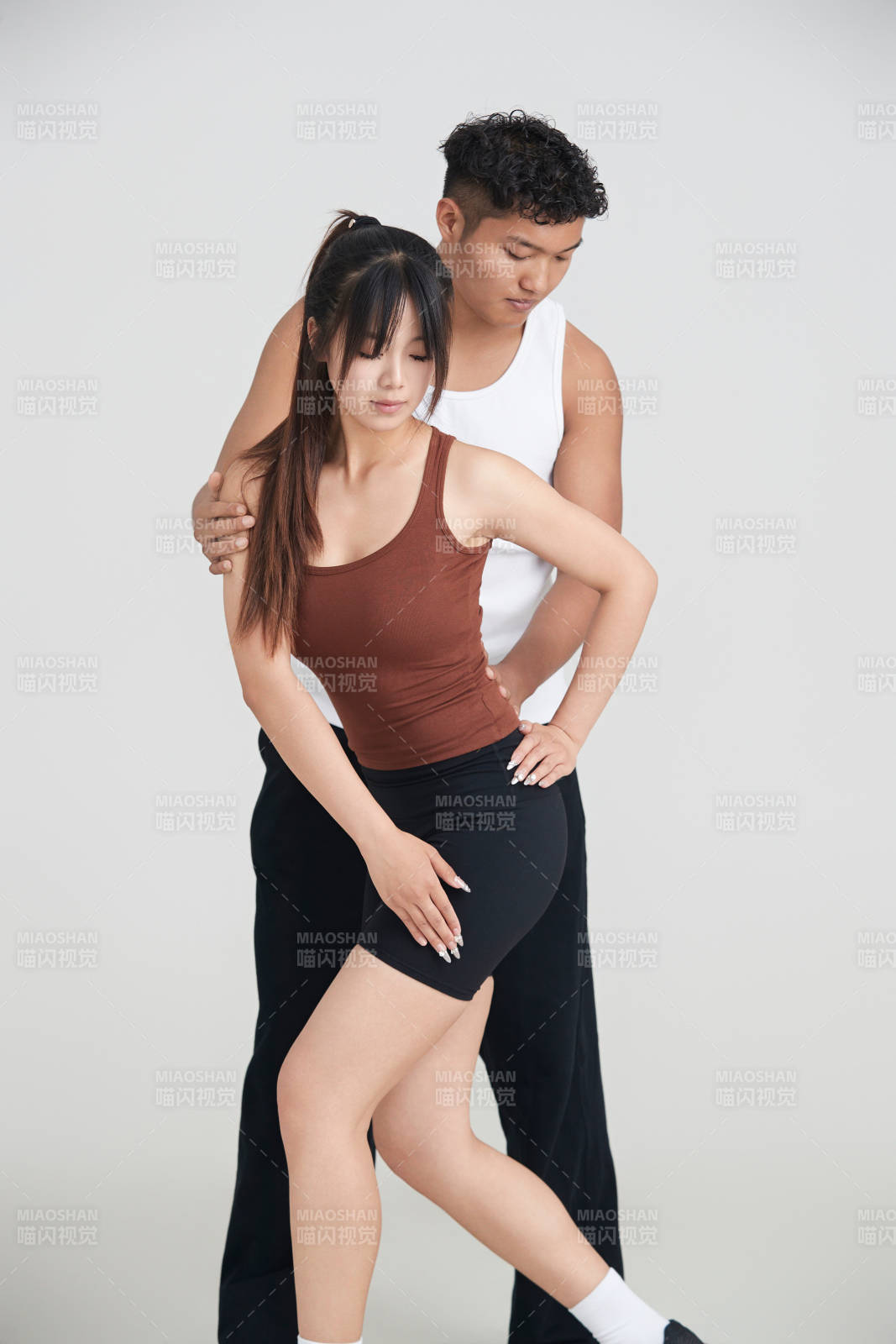 年輕女子在教練的指導下健身