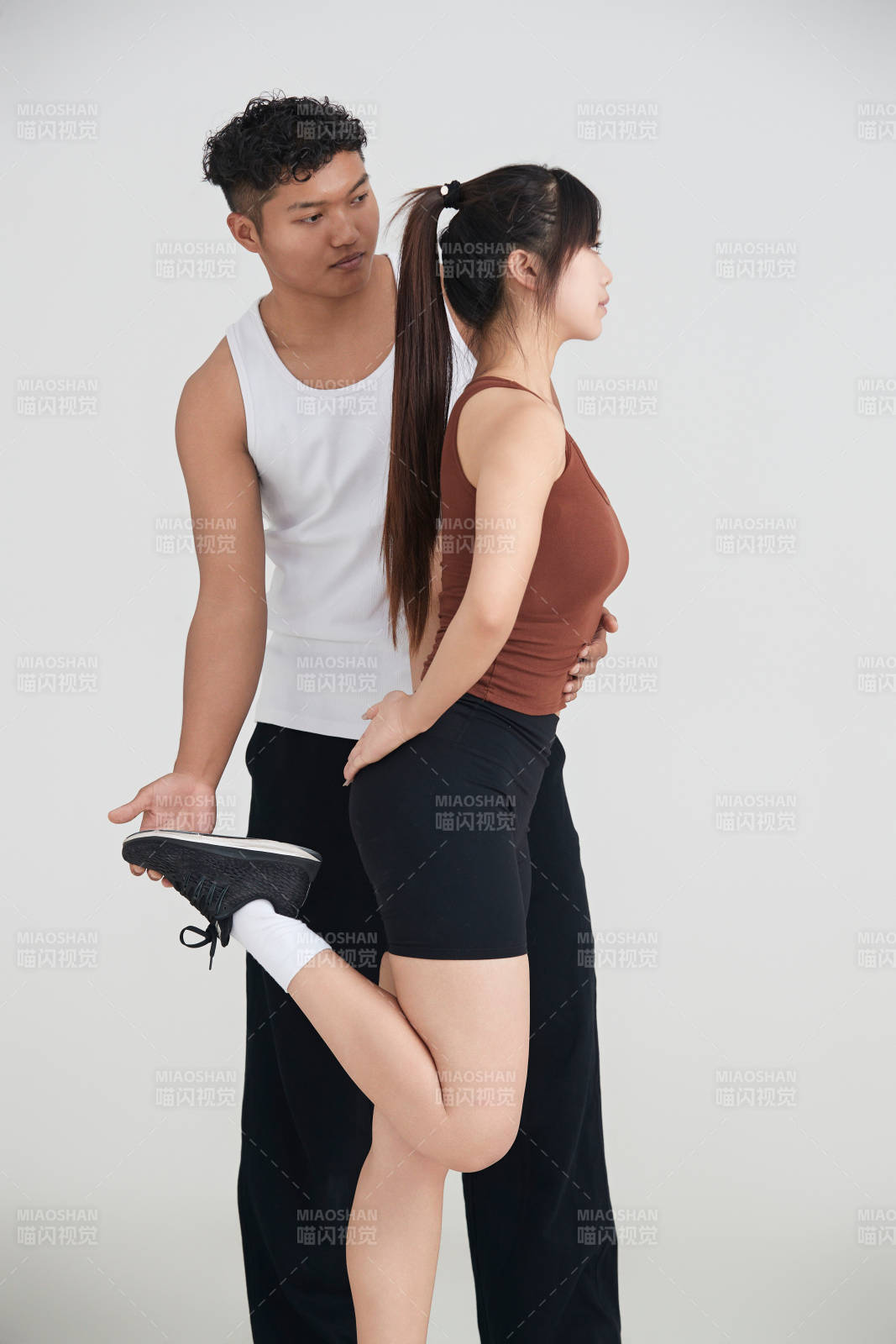 年輕女子在教練的指導(dǎo)下健身