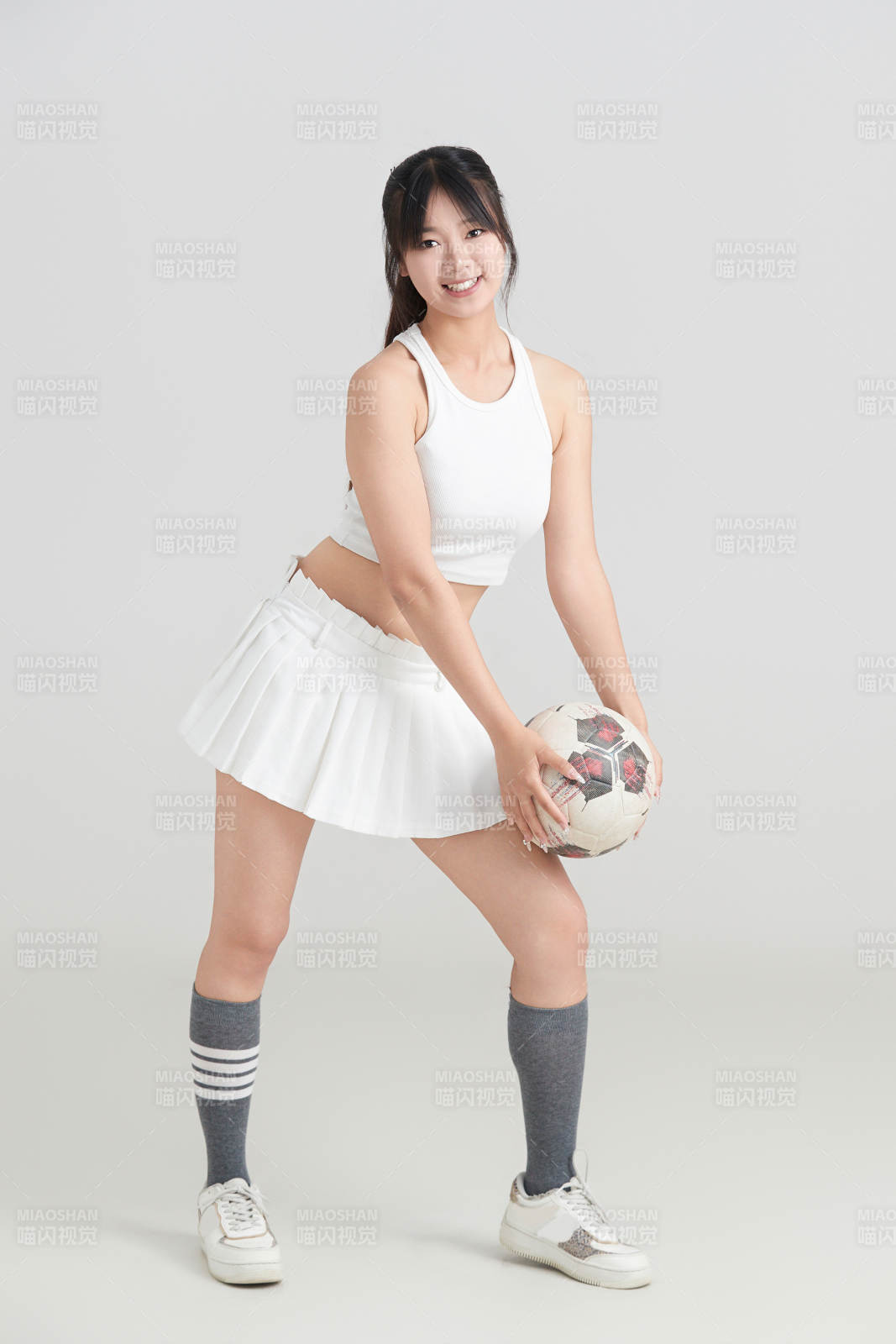 白色背景下的快樂的足球寶貝