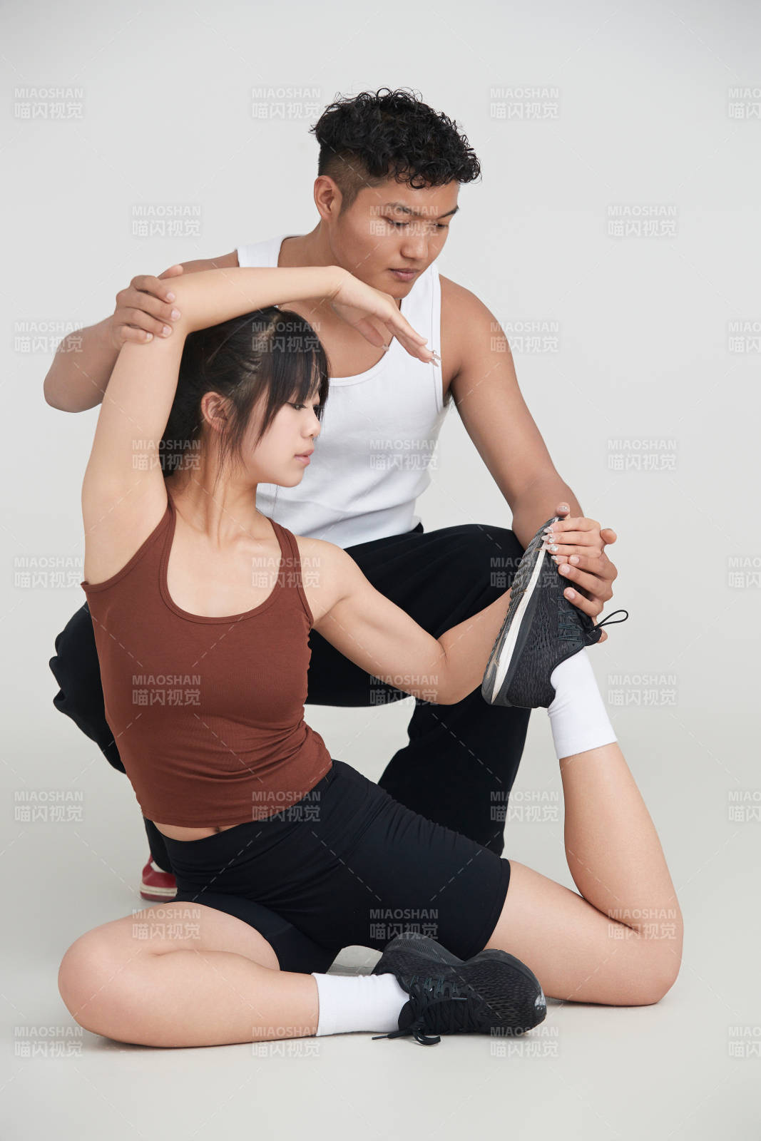 年輕女子在教練的指導下健身