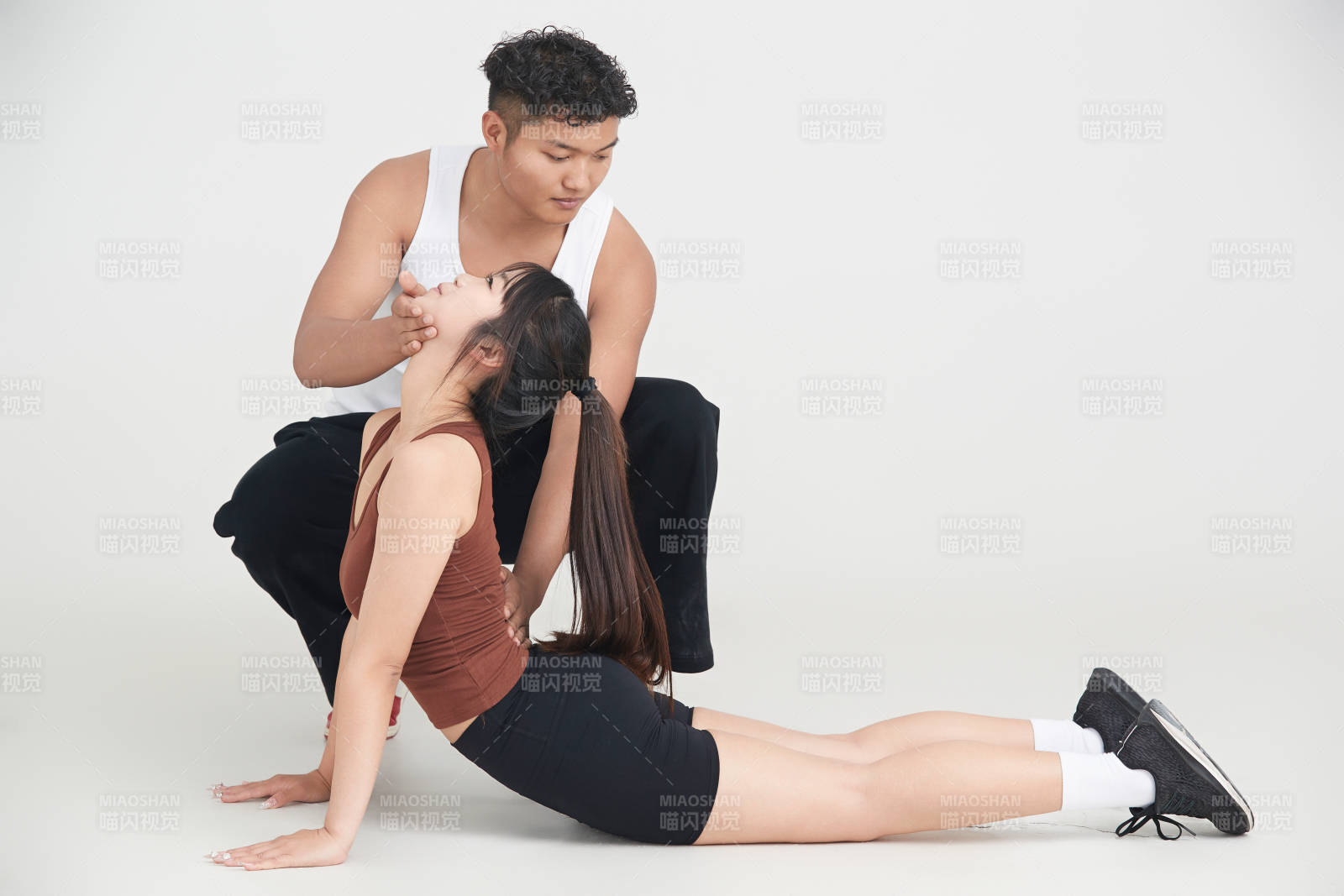 年輕女子在教練的指導下健身