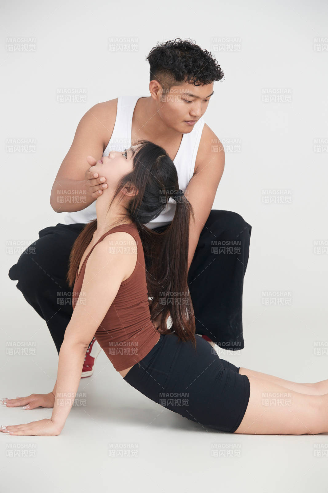 年輕女子在教練的指導(dǎo)下健身