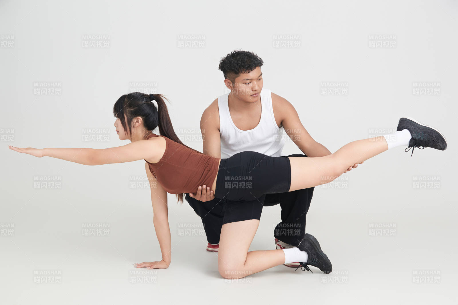 年輕女子在教練的指導下健身