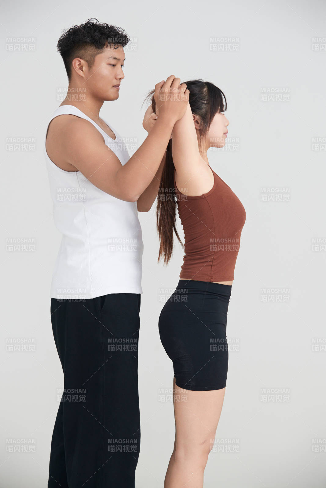 年輕女子在教練的指導(dǎo)下健身