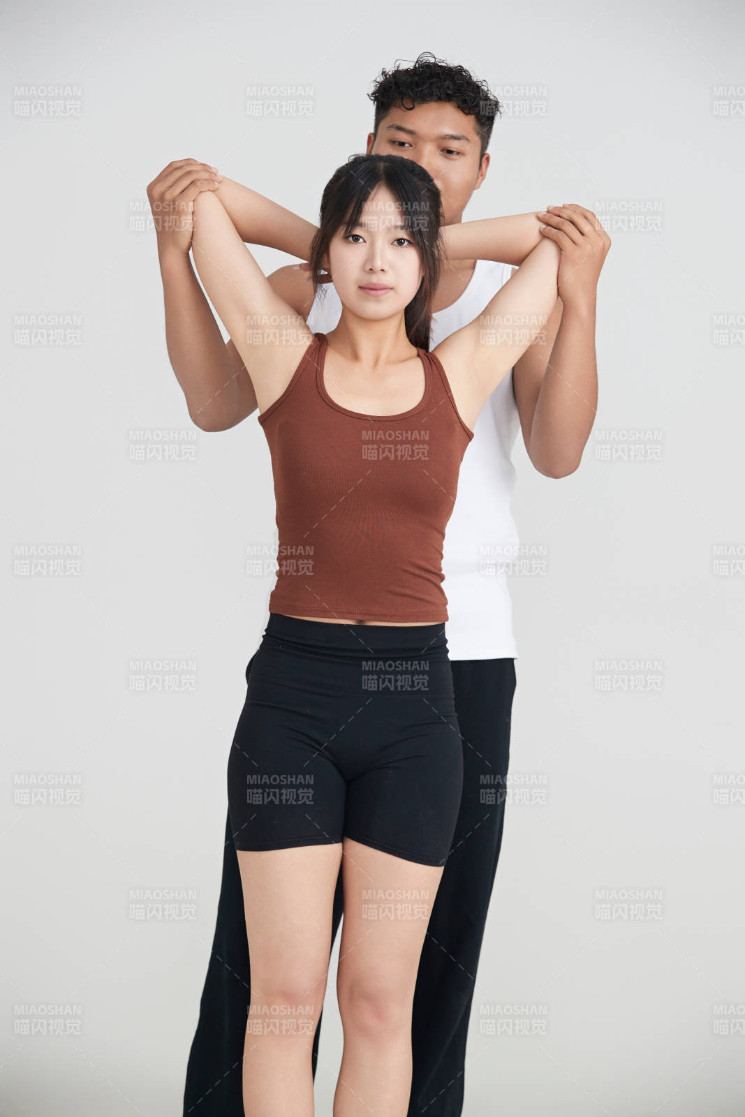 年輕女子在教練的指導(dǎo)下健身