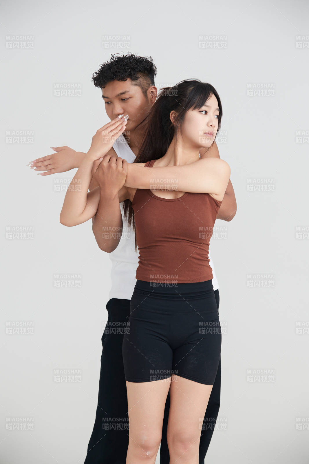 年輕女子在教練的指導下健身