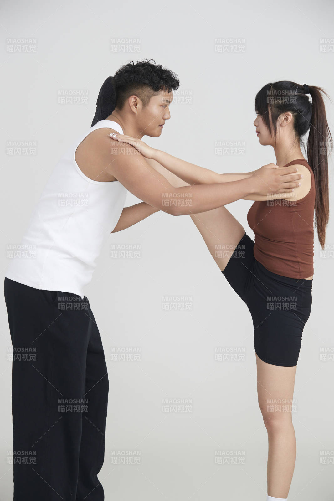 年輕女子在教練的指導(dǎo)下健身