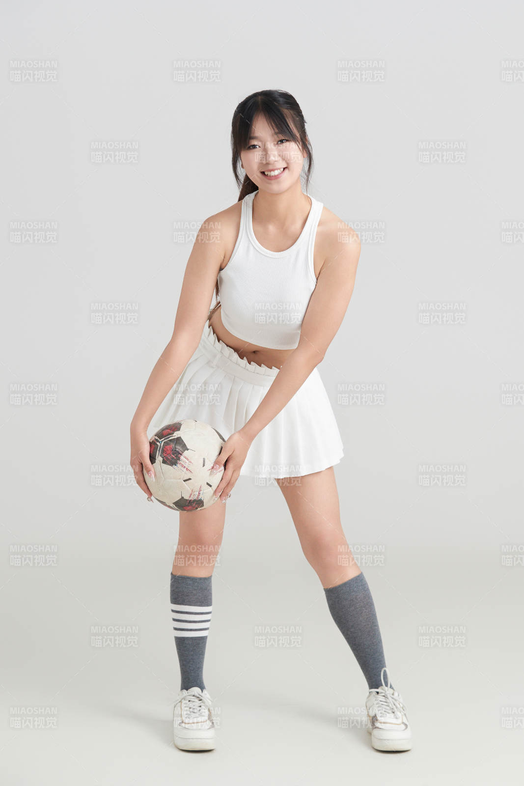 白色背景下的快乐的足球宝贝