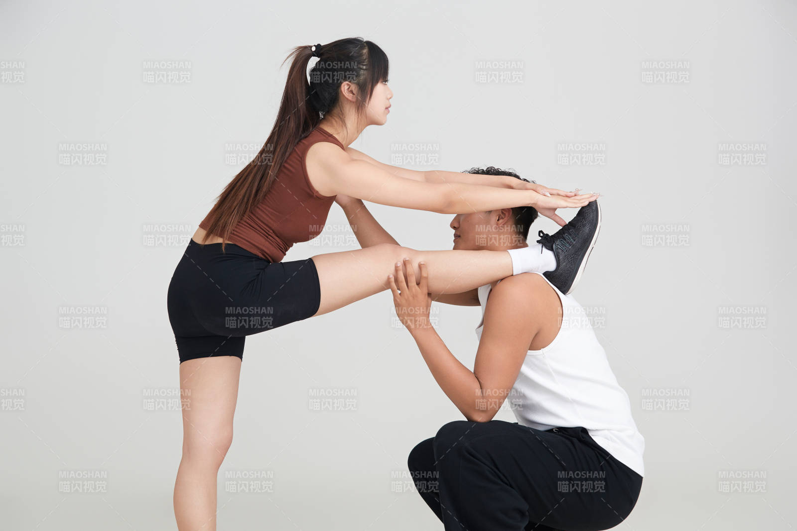 年輕女子在教練的指導下健身