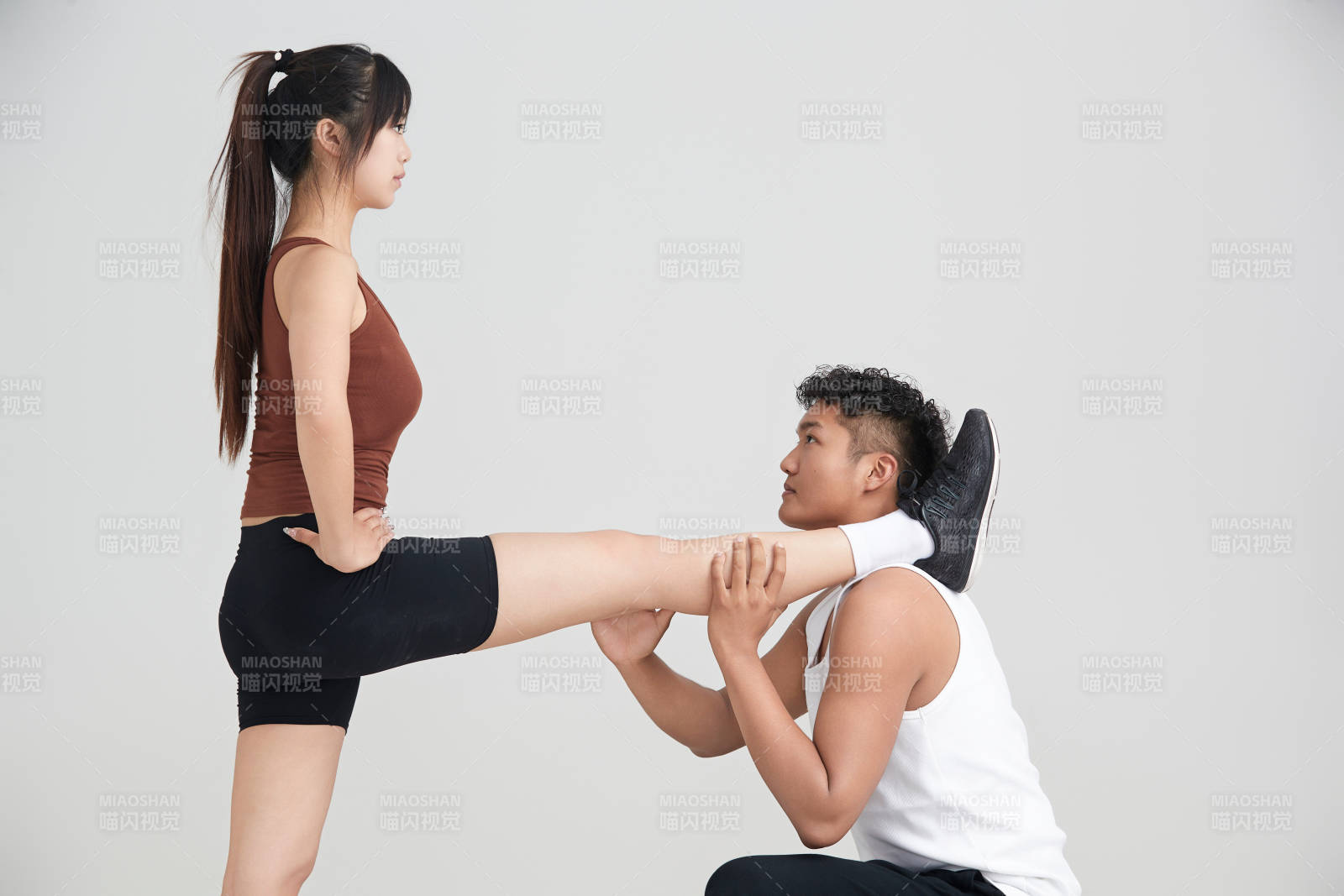 年輕女子在教練的指導(dǎo)下健身