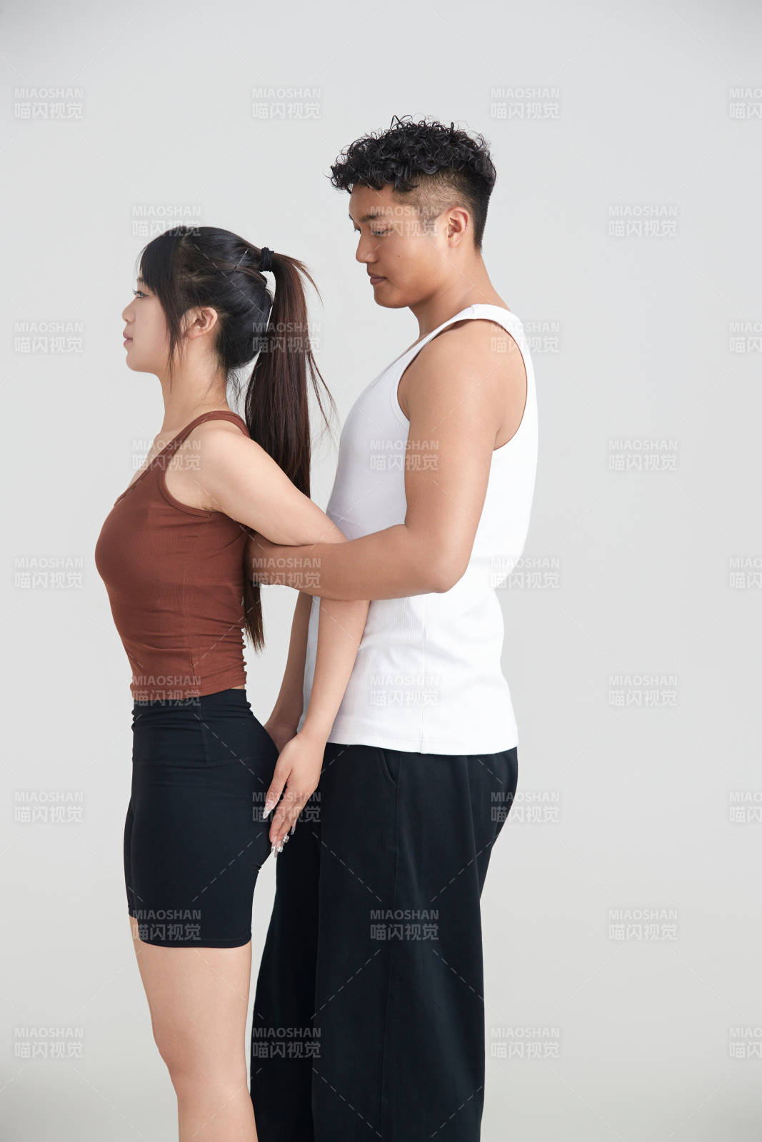 年輕女子在教練的指導(dǎo)下健身