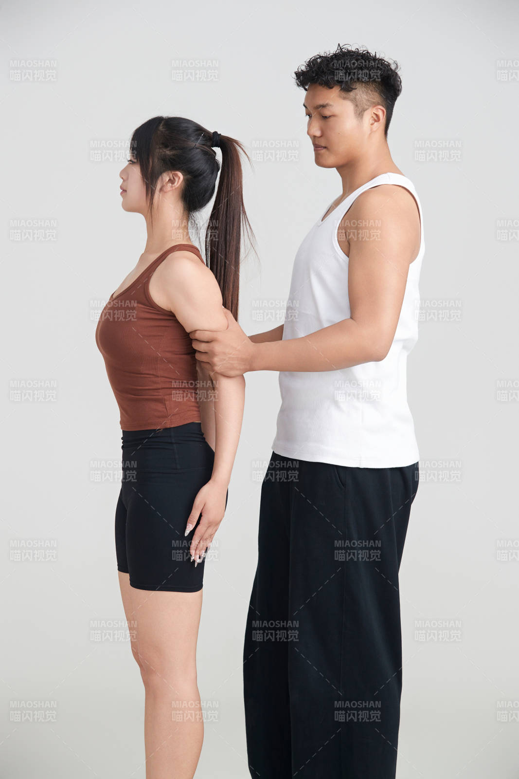 年輕女子在教練的指導下健身