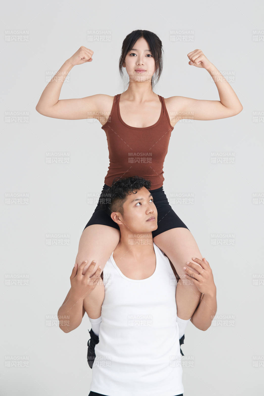 年輕女子在教練的指導下健身