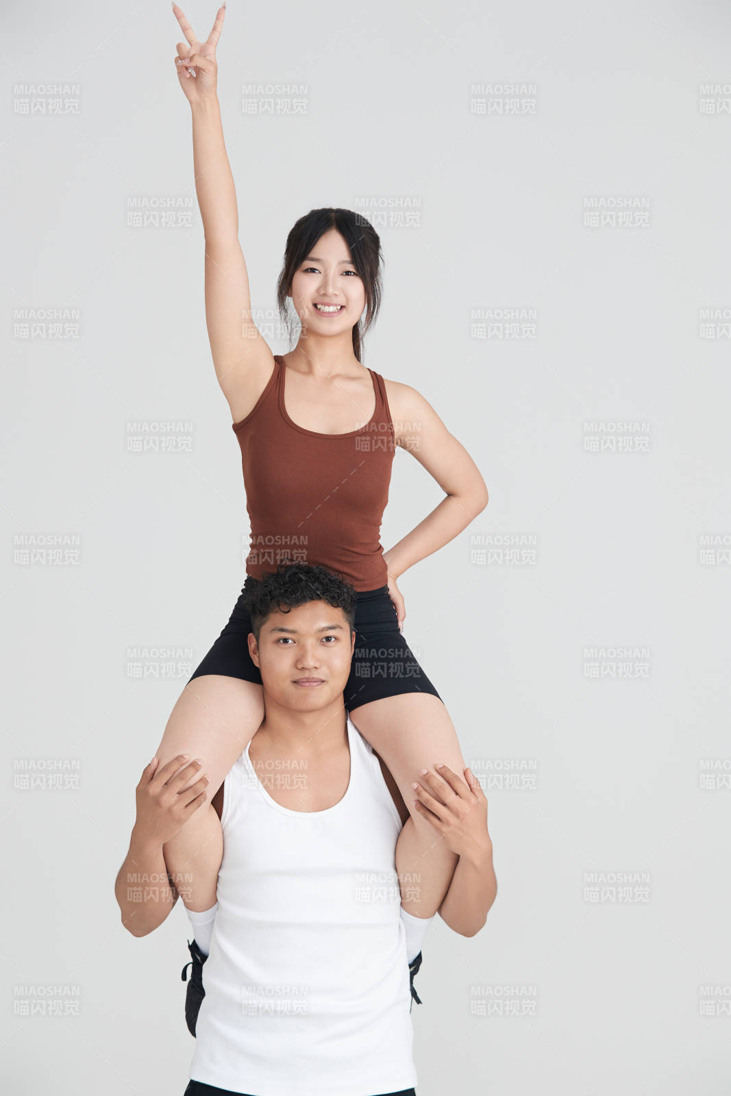 年輕女子在教練的指導下健身