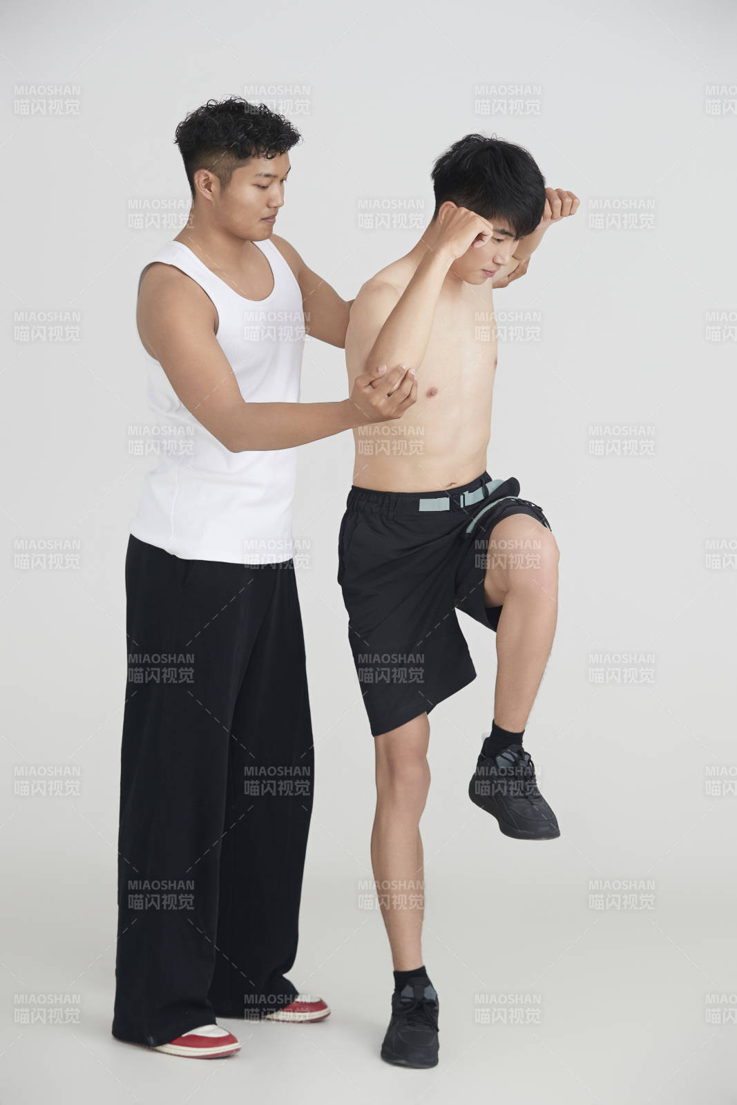 年輕男子在教練的指導(dǎo)下健身