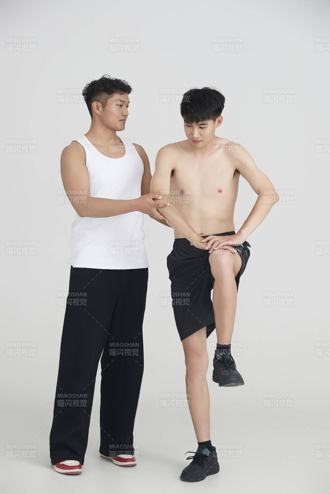 年輕男子在教練的指導下健身