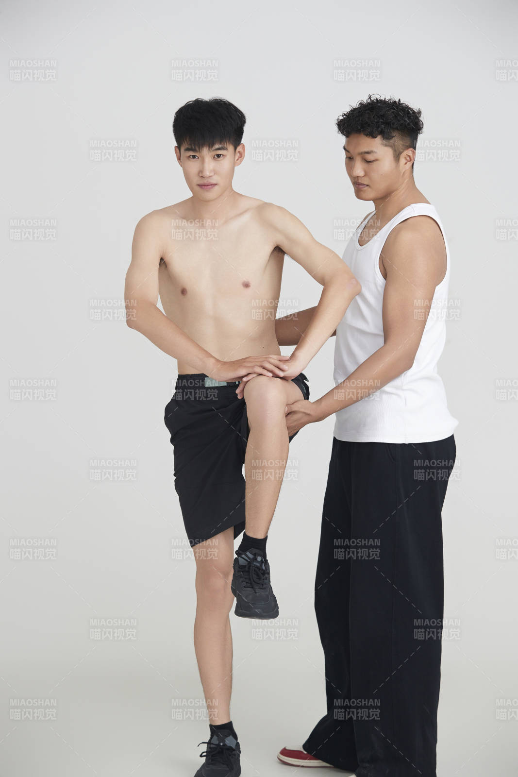 年輕男子在教練的指導下健身