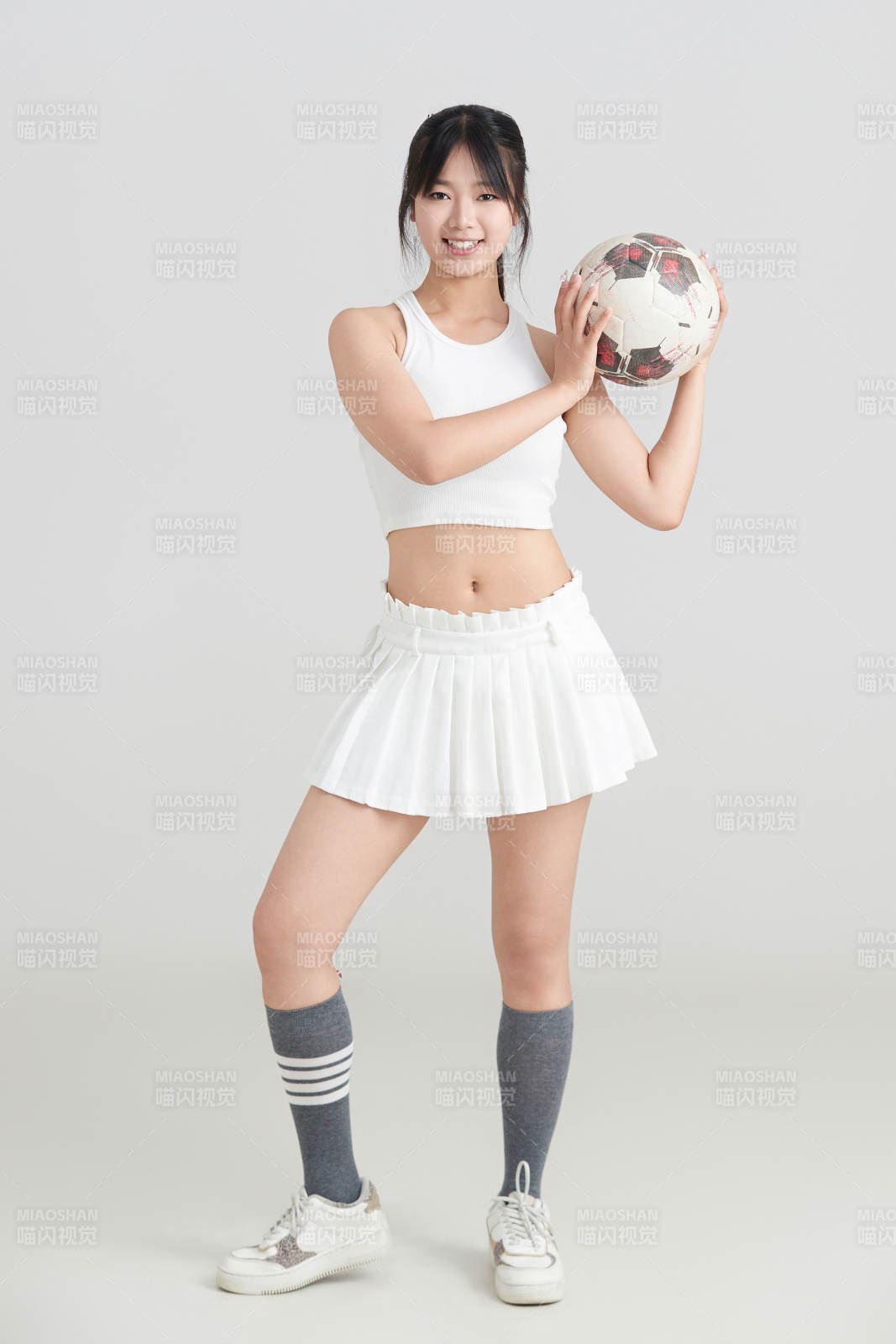 白色背景下的快樂(lè)的足球?qū)氊?>
      </div>
      <div   id=