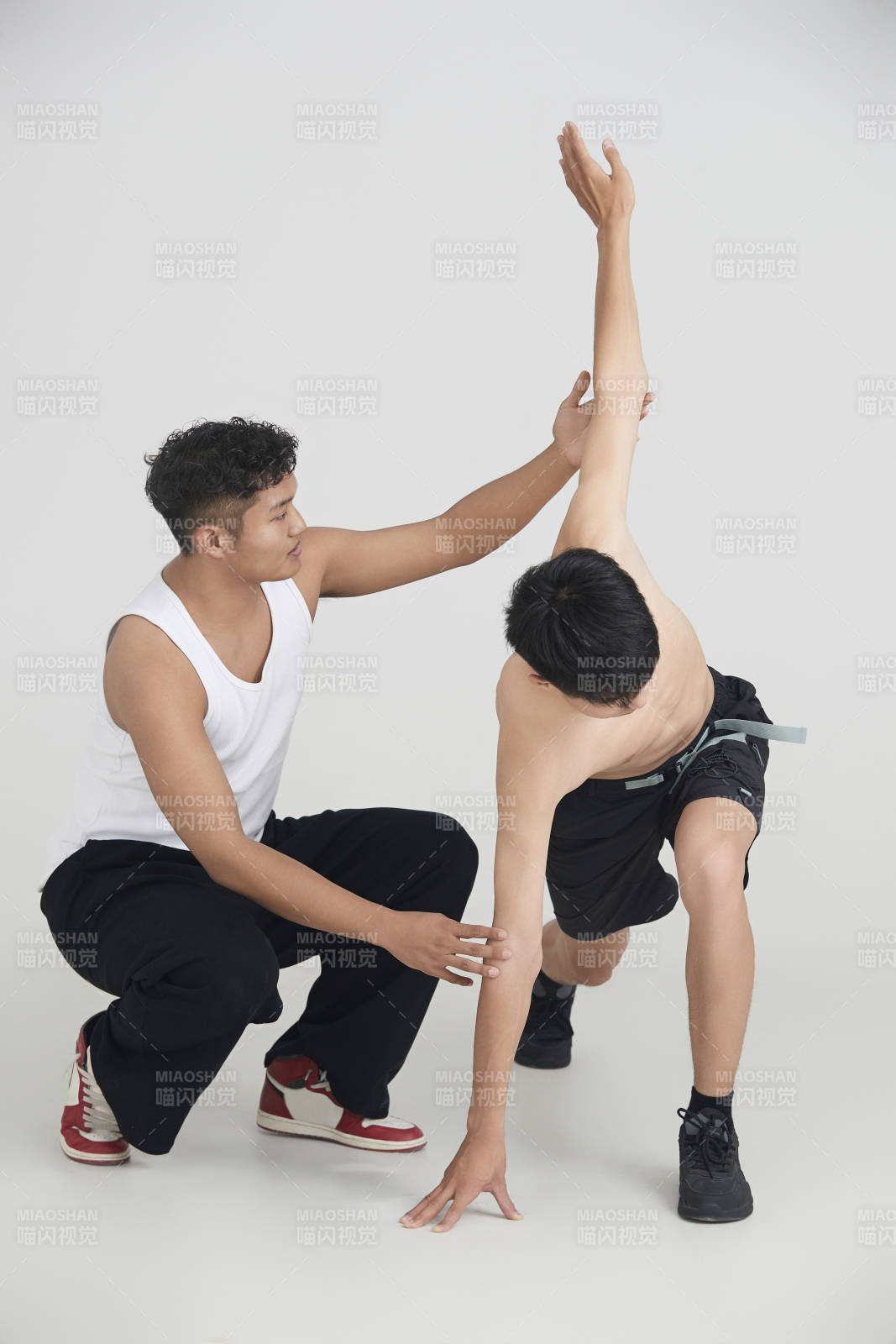 年輕男子在教練的指導下健身