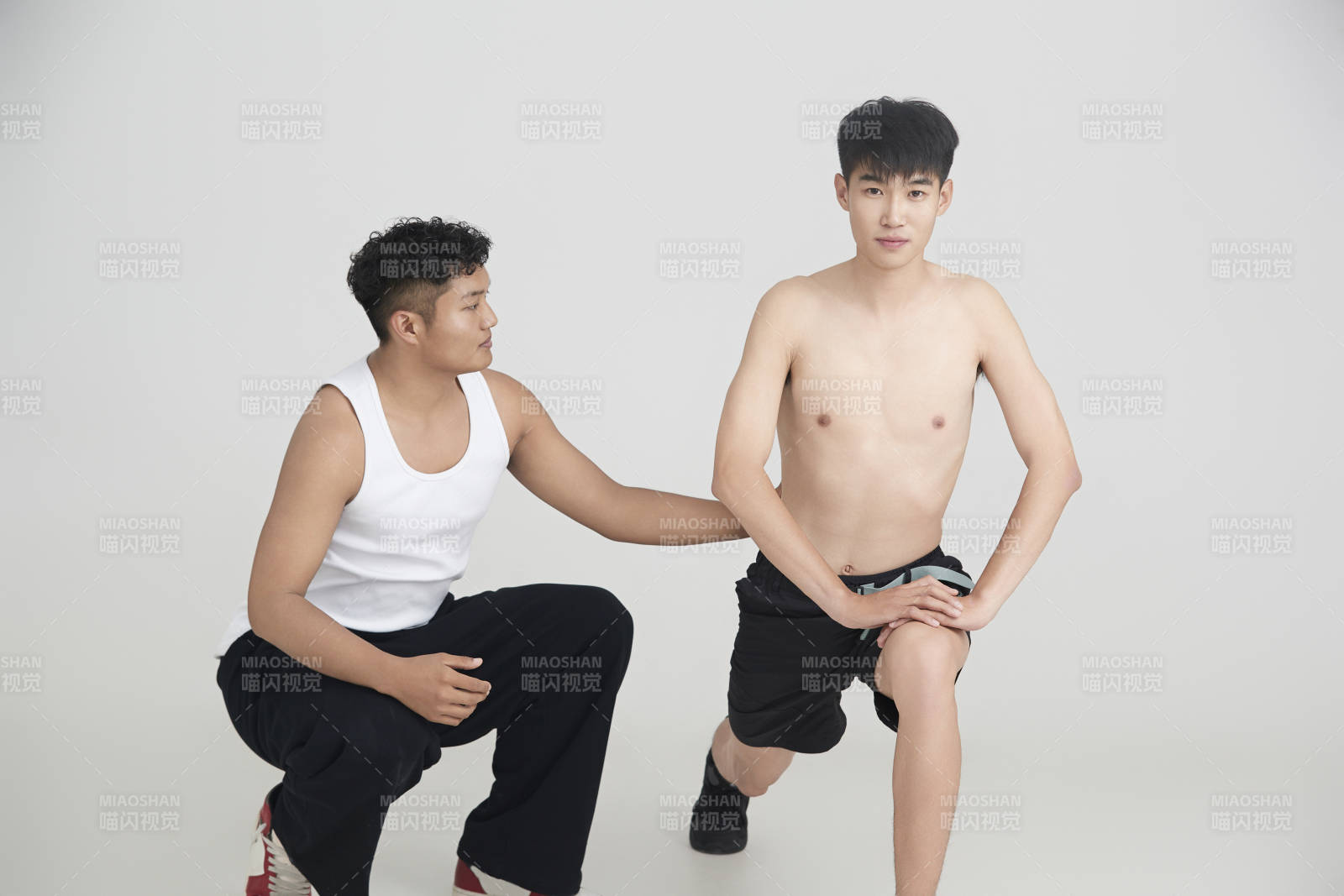 年輕男子在教練的指導下健身