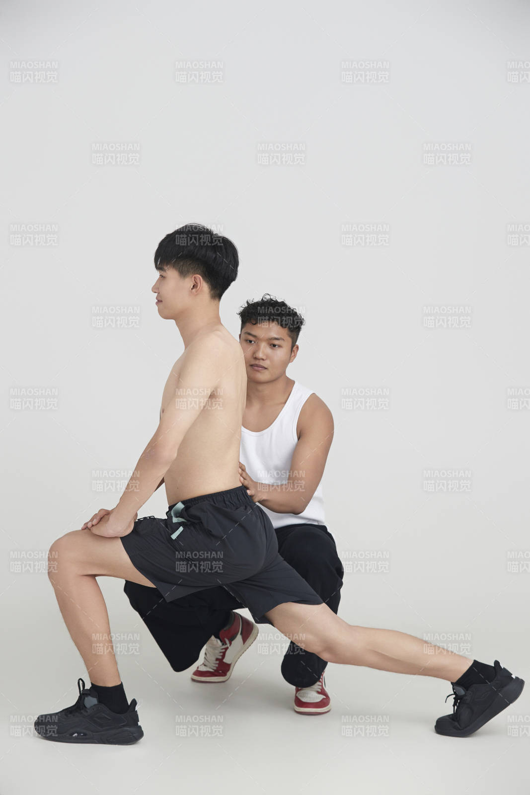 年輕男子在教練的指導下健身