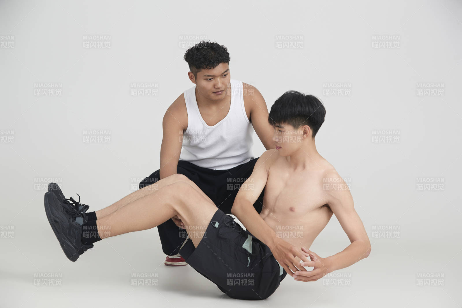 年輕男子在教練的指導(dǎo)下健身