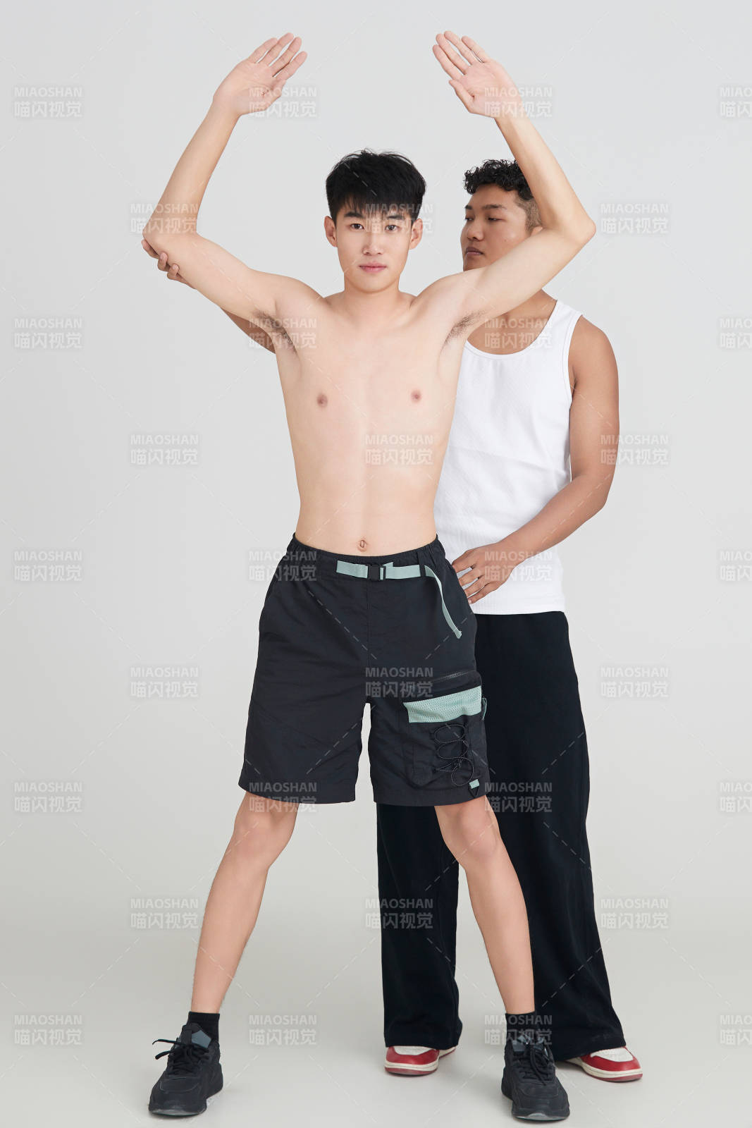 年輕男子在教練的指導下健身