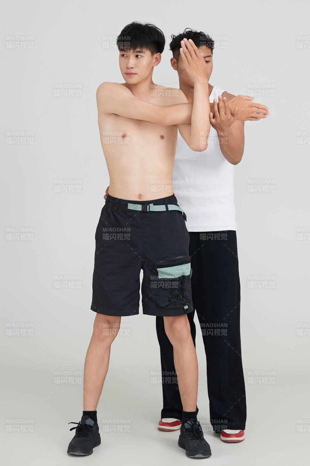 年輕男子在教練的指導(dǎo)下健身