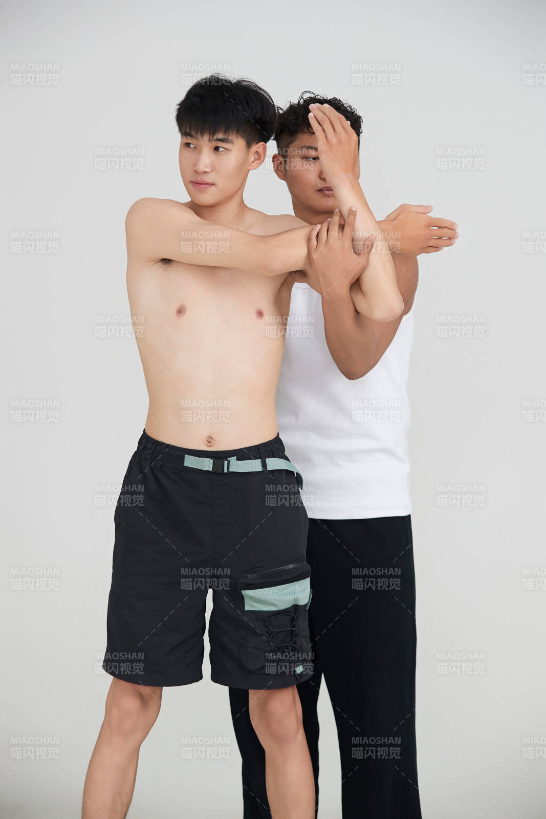 年轻男子在教练的指导下健身