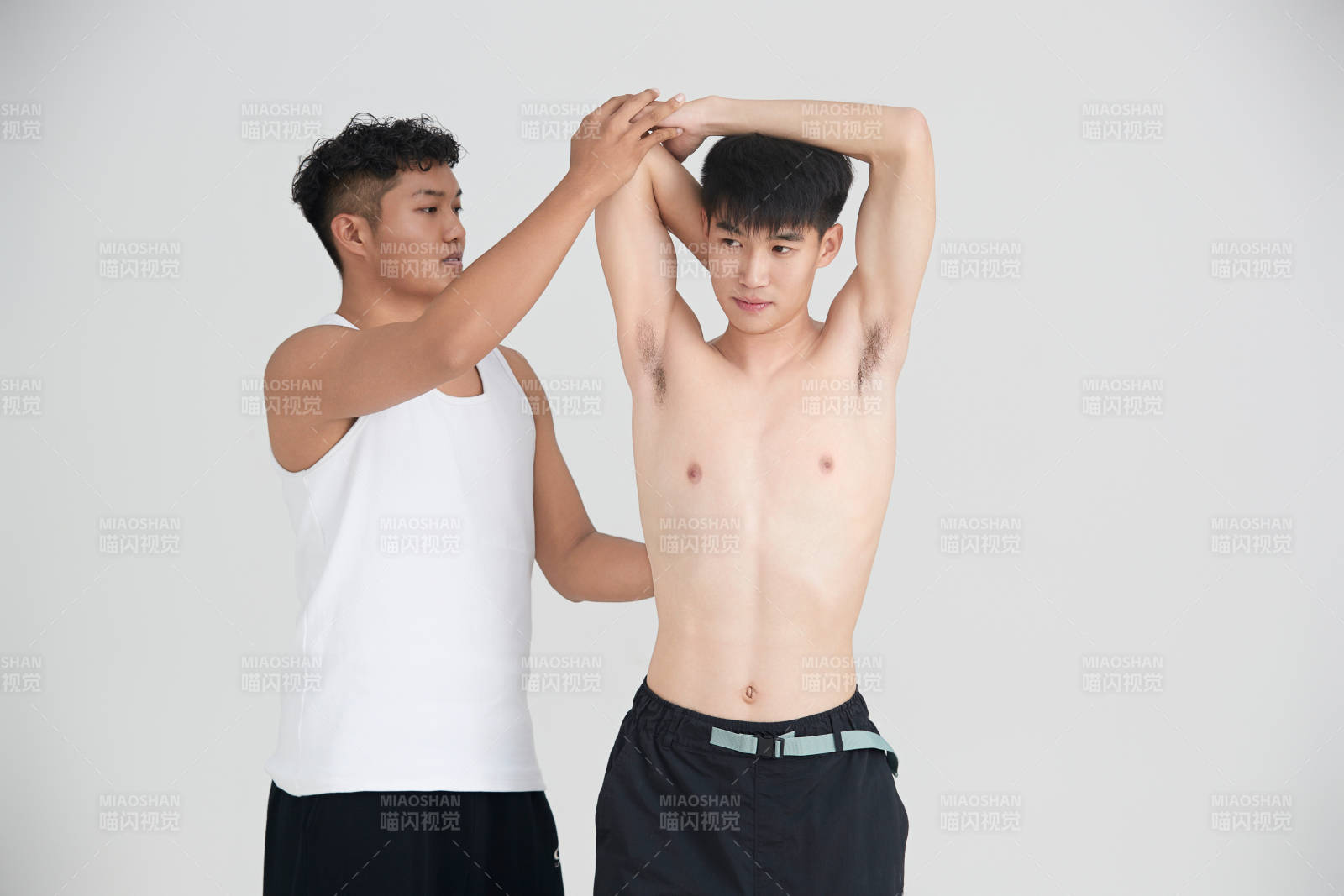 年轻男子在教练的指导下健身