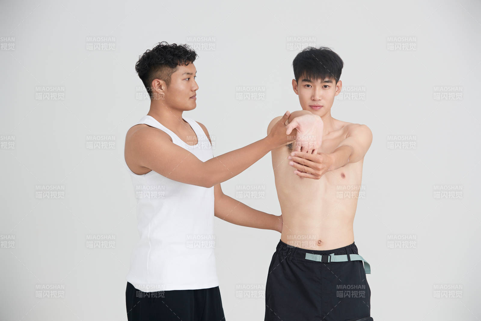 年輕男子在教練的指導下健身