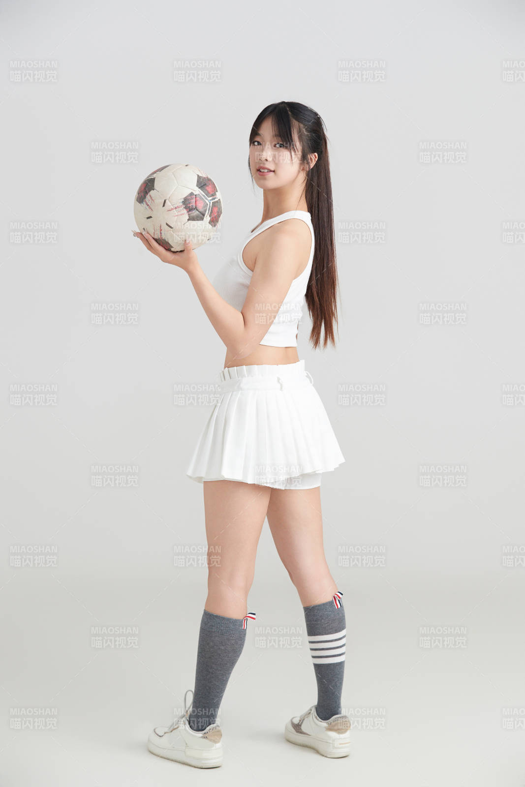 白色背景下的快樂的足球寶貝