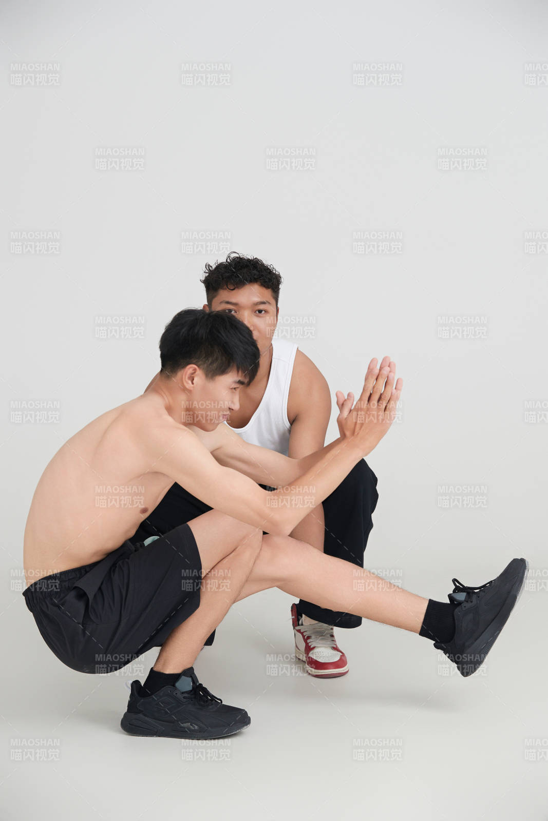 年輕男子在教練的指導下健身