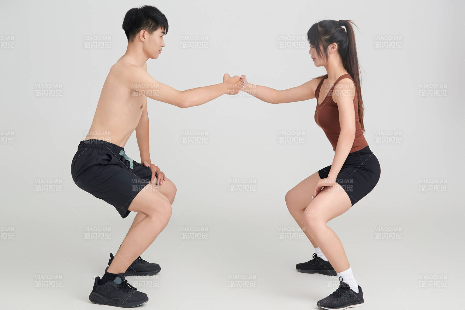 年輕男子在美女教練的指導下健身