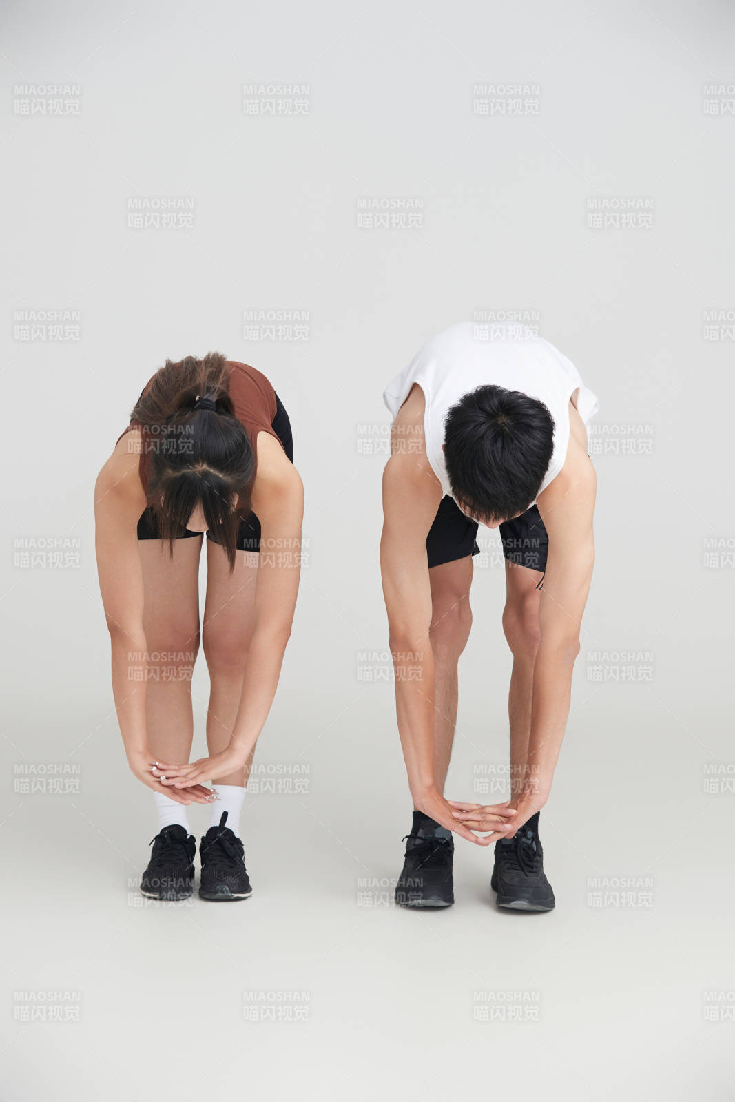 年輕男子在美女教練的指導下健身