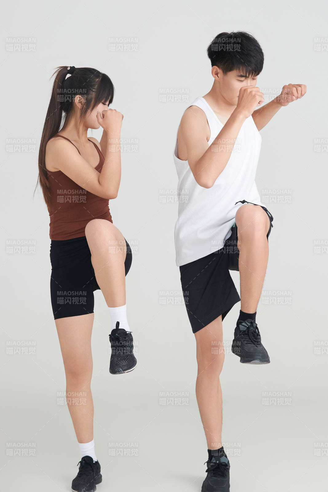 年輕男子在美女教練的指導(dǎo)下健身