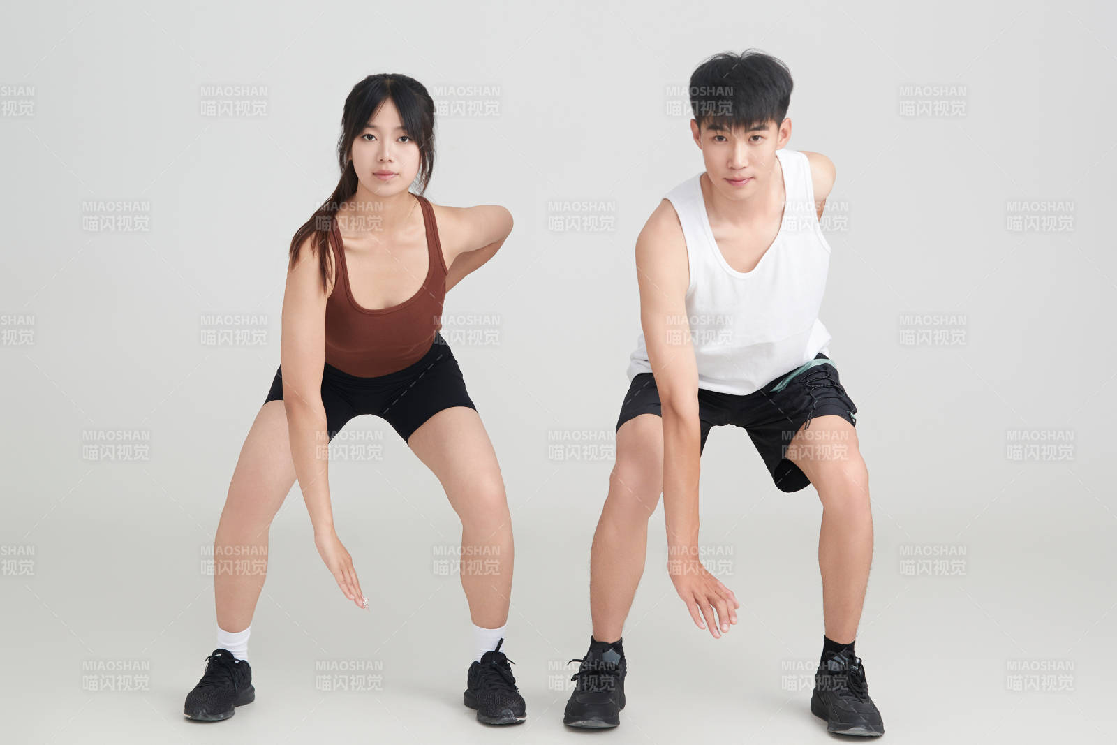 年輕男子在美女教練的指導下健身