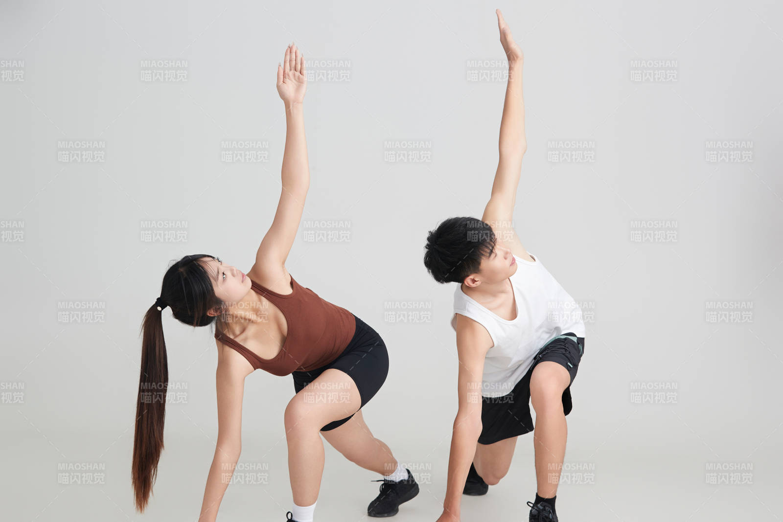 年輕男子在美女教練的指導(dǎo)下健身