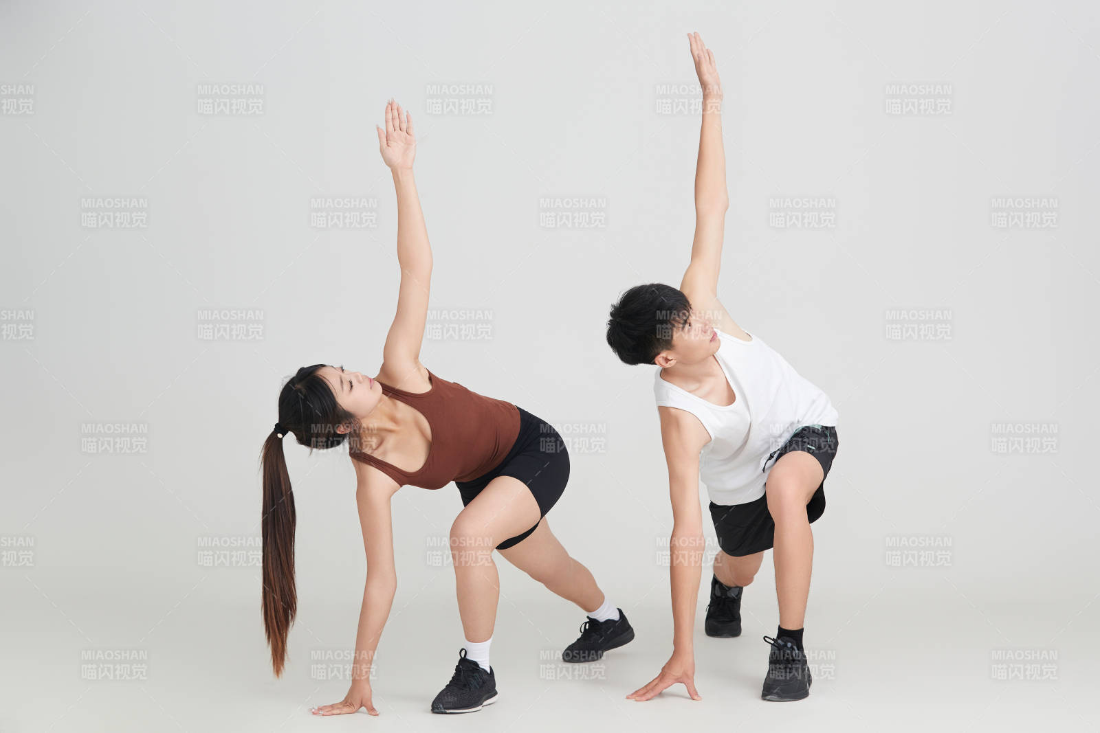 年輕男子在美女教練的指導(dǎo)下健身