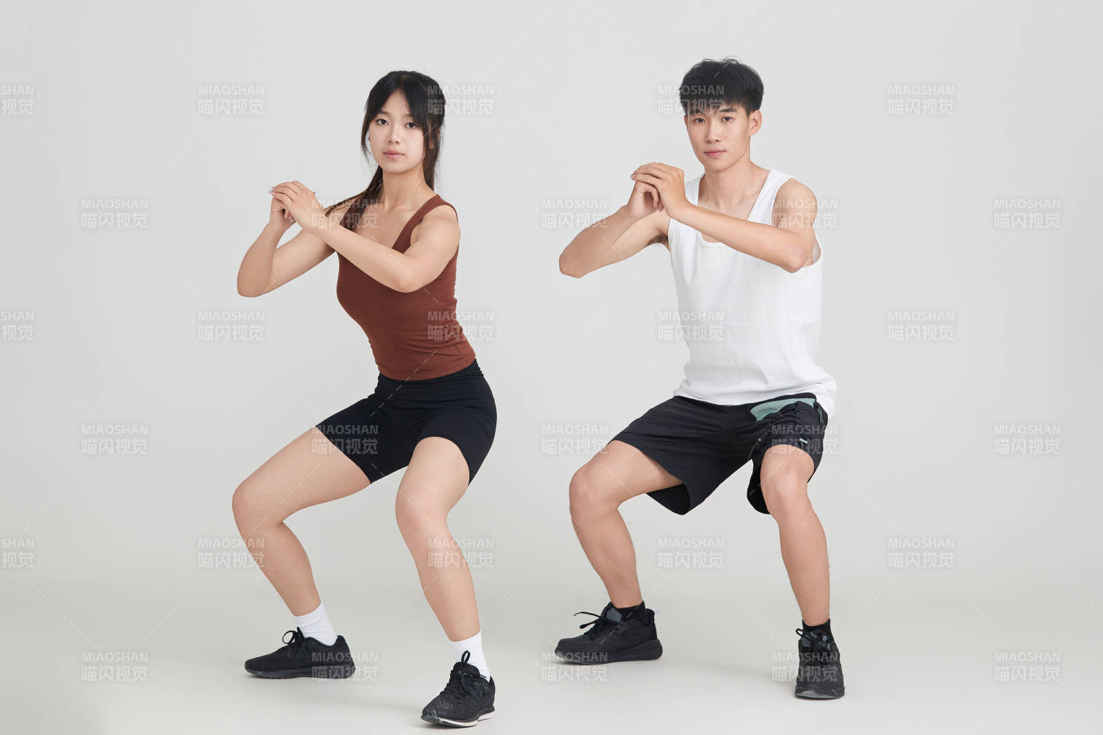 年輕男子在美女教練的指導下健身