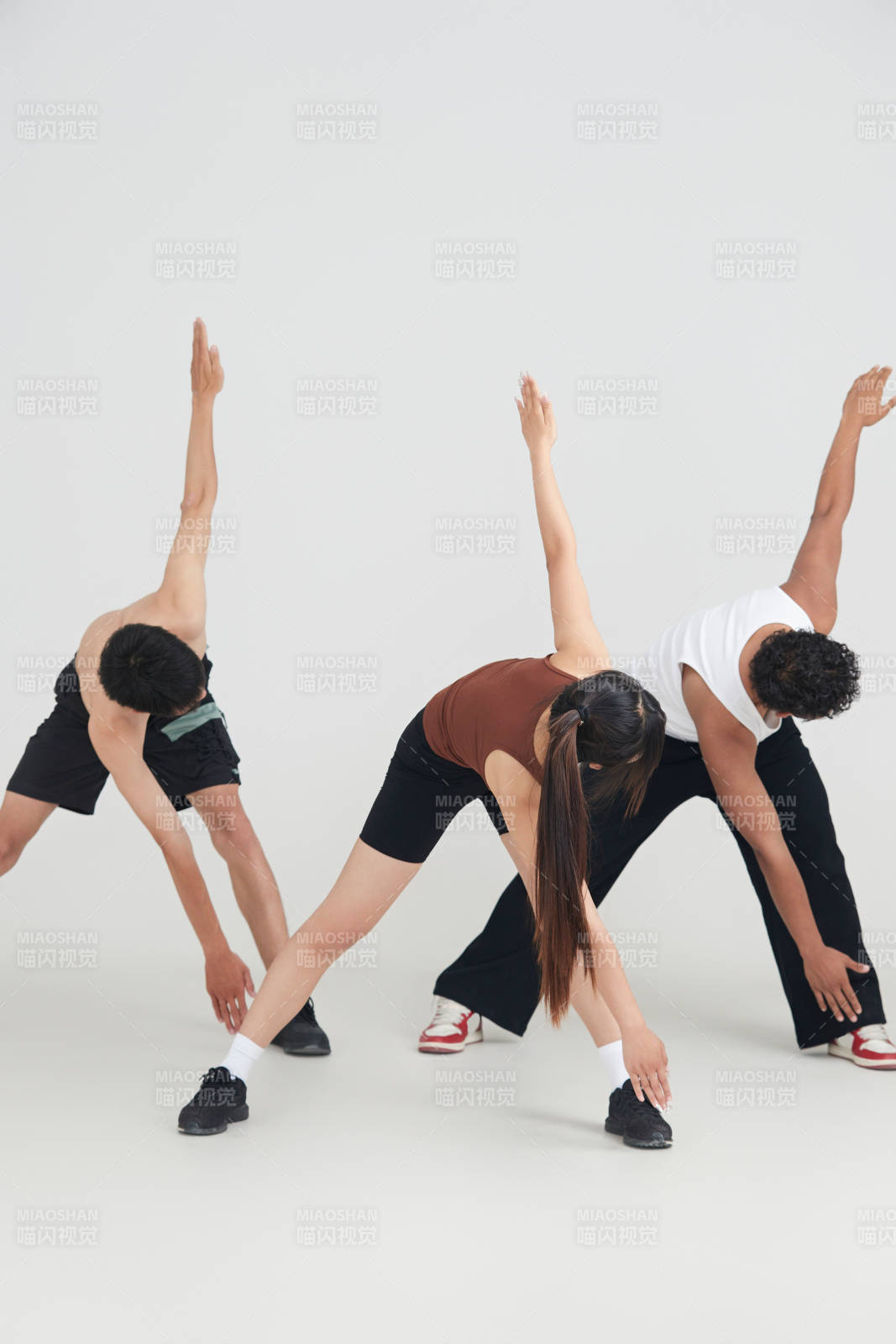 兩名年輕男子在美女教練的帶領下做健身操