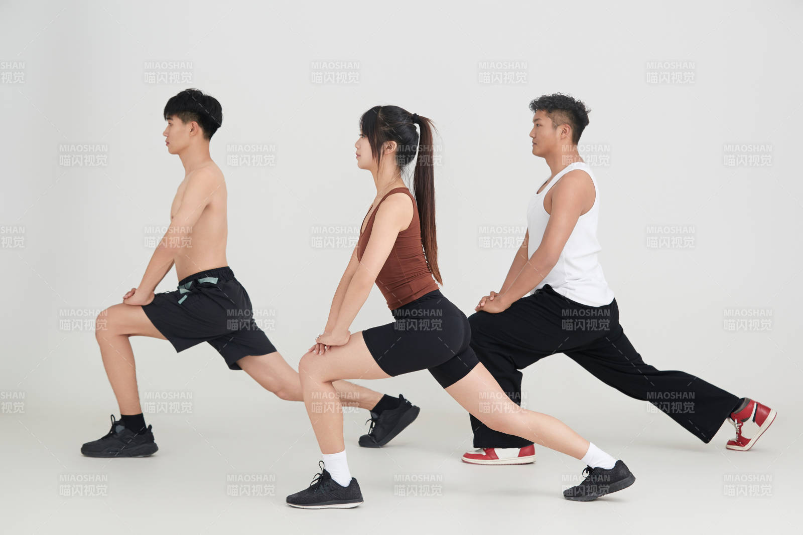 兩名年輕男子在美女教練的帶領下做健身操