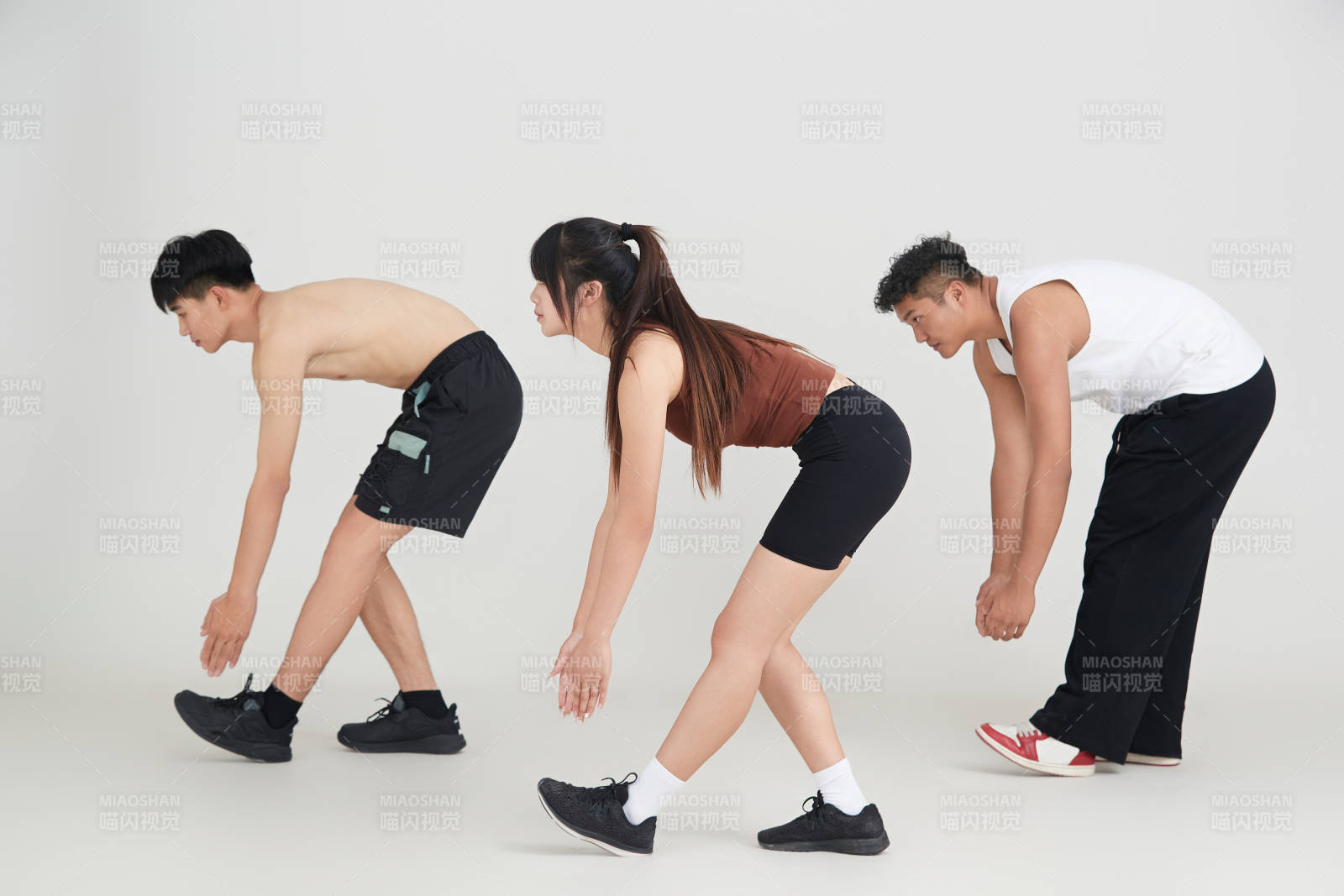 兩名年輕男子在美女教練的帶領(lǐng)下做健身操