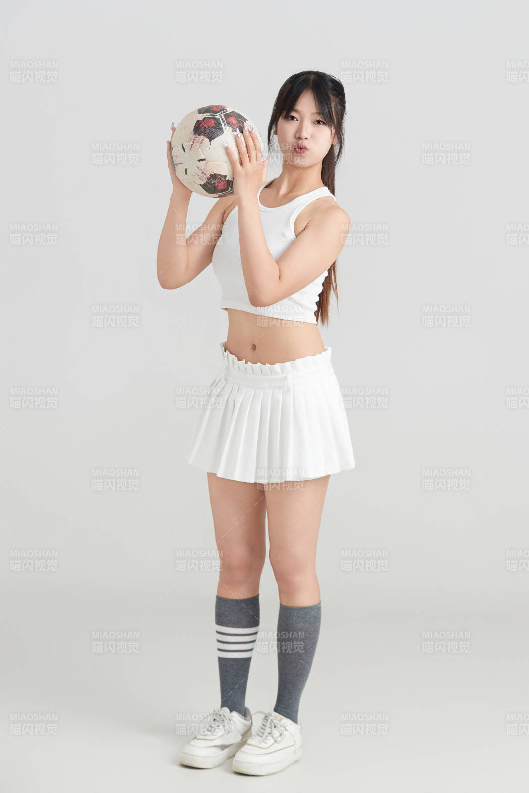 白色背景下的快乐的足球宝贝