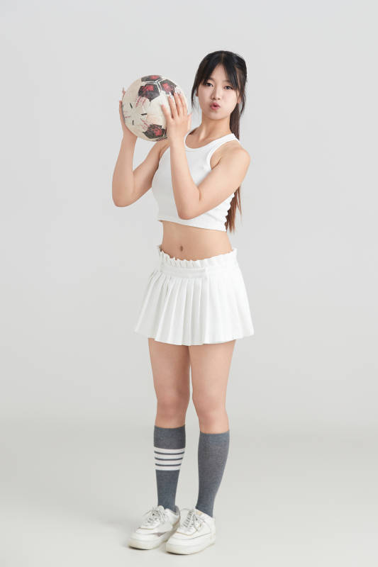 白色背景下的快乐的足球宝贝