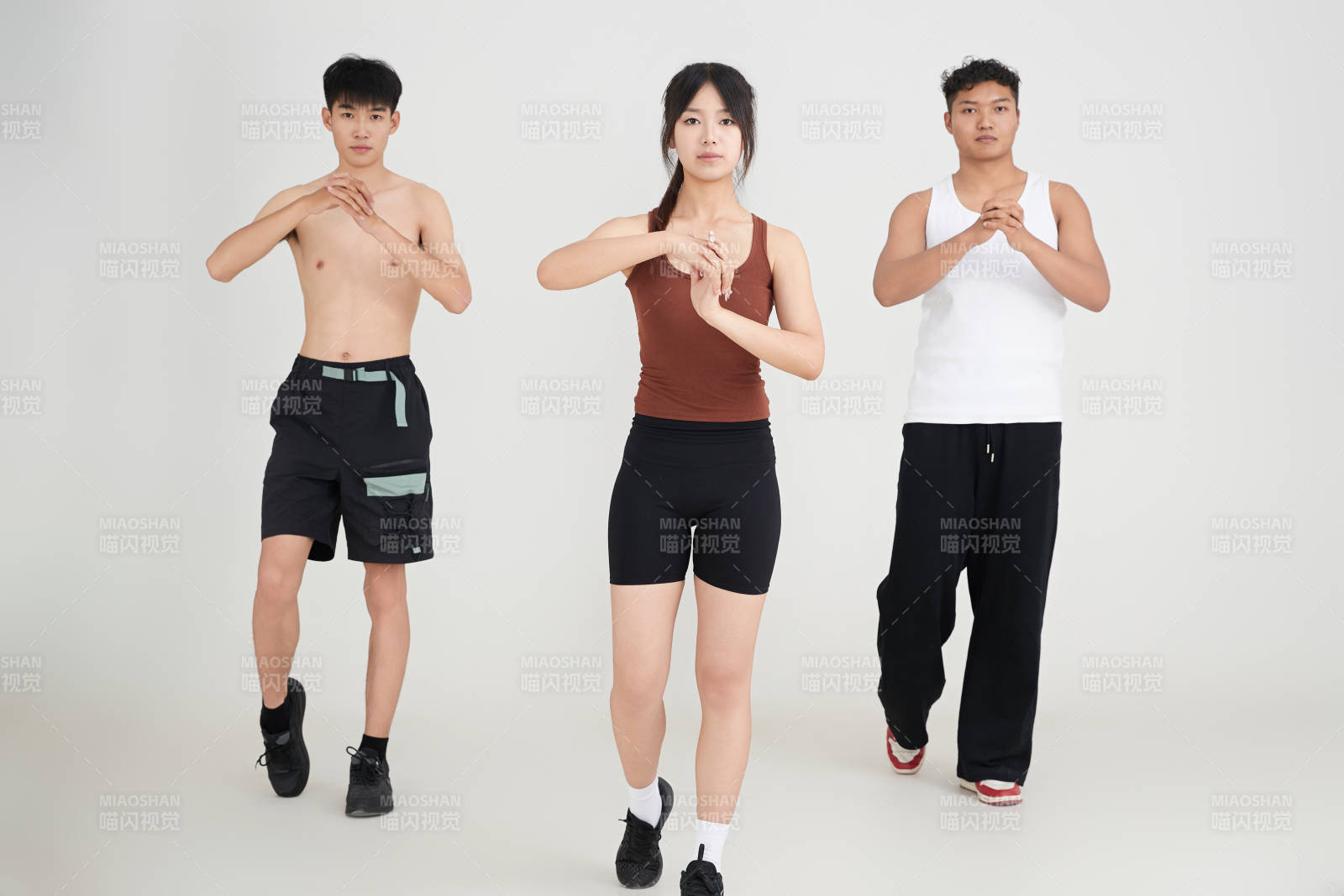 兩名年輕男子在美女教練的帶領下做健身操