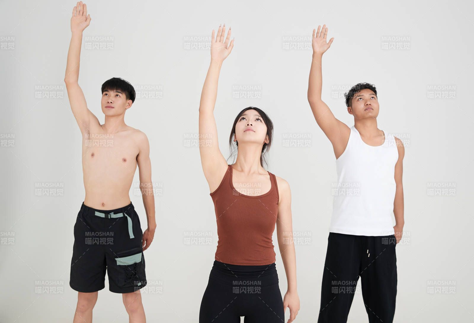 兩名年輕男子在美女教練的帶領(lǐng)下做健身操